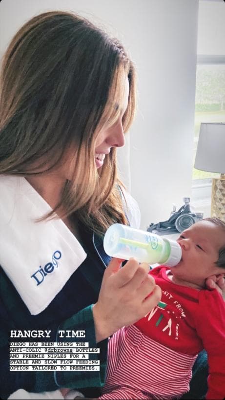 Diego fue un excelente modelo en la sesión de fotos, sin embargo primero la pancita llena para seguir con las fotografías que su mamá guardará como un tesoro.