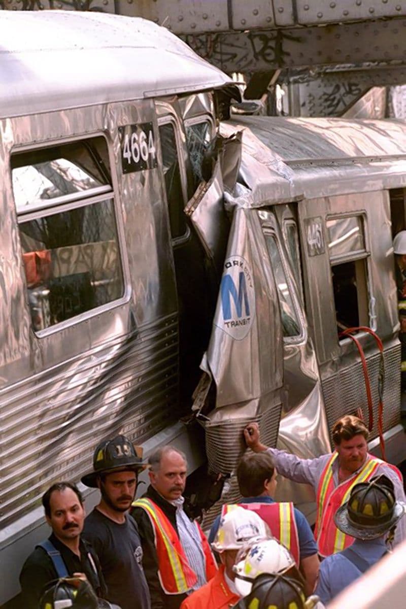 <h3 class="cms-H3-H3"><b>Gran choque sobre el Williamsburg Bridge (1995)</b></h3>
<br>
<br>Tan solo 4 años después del accidente en Union Square, se vivió otra tragedia en el metro, esta vez sobre el puente Williamsburg Bridge. Un tren J chocó contra un tren M, dejando unos 50 heridos. El conductor, que estaba en la última hora de su turno, murió en el accidente. El choque se debió a que el tren se pasó una luz roja, pero también se determinó que los frenos del tren no funcionaban muy bien.