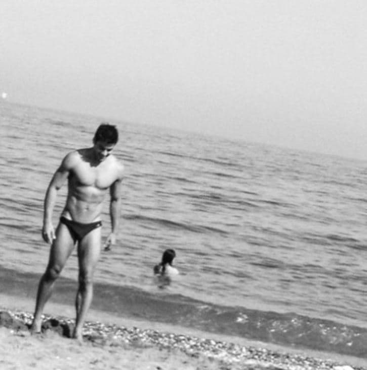 <b>#10</b>
<br>Una de las fotos más antiguas de Carlos en traje de baño en su Instagram es esta imagen que compartió en 2016 en Málaga, España, en donde dejó en claro que sus torneados músculos lo han acompañado desde hace varios años. 
<br>