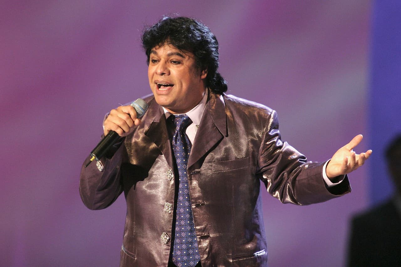 El cantante mexicano Juan Gabriel siempre se declaró vegetariano en señal de respeto a la vida de los animales, sin embargo, en varias ocasiones se le vio comiendo pescado.
<br>