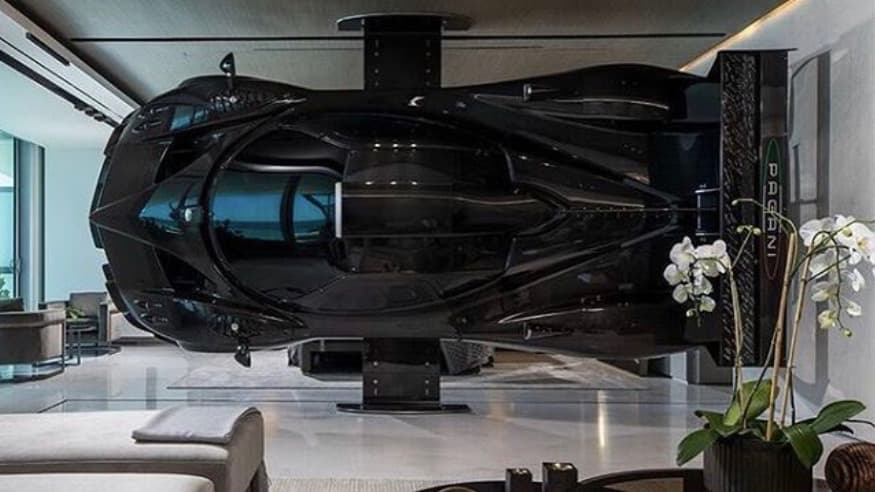 Pérez Companc aclara a sus más de 
<b>800,000 seguidores en Instagram</b> que no se trata de 'Black Minion' como cariñosamente ha apodado al Pagani Zonda Revolución que tiene estacionado en su garage. "Esto es solamente una obra de arte", explica el piloto, añadiendo que "estructuralmente jamás va a poder recibir un motor o toda la parte mecánica . Jamas condenaría a Black Minion a estar encerrado en un 
<i>living</i>".