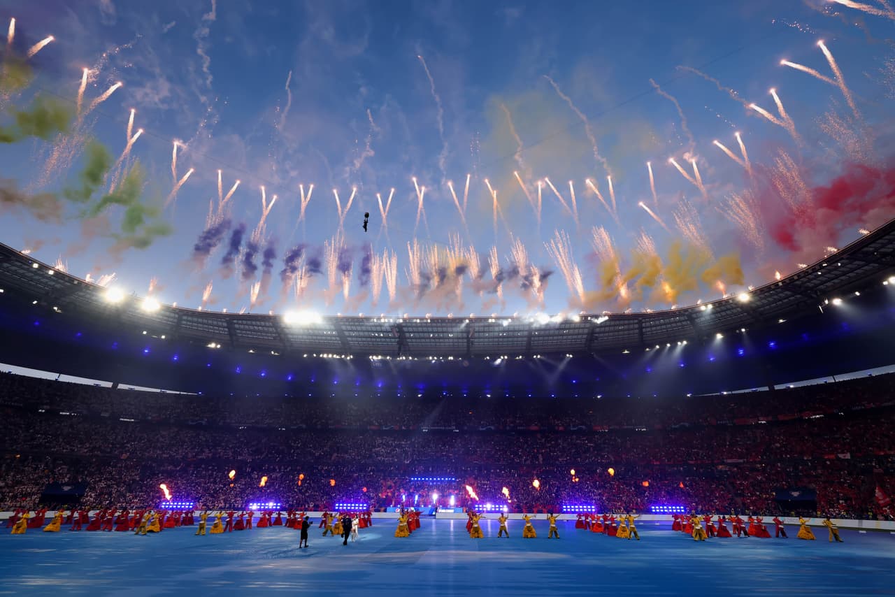 <b>Camila Cabello </b>contagió con la 
<b>fiebre latina</b> a los asistentes al Stade de France de París, quienes disfrutaron la final de la
<b> Liga de Campeones</b>.
<br>