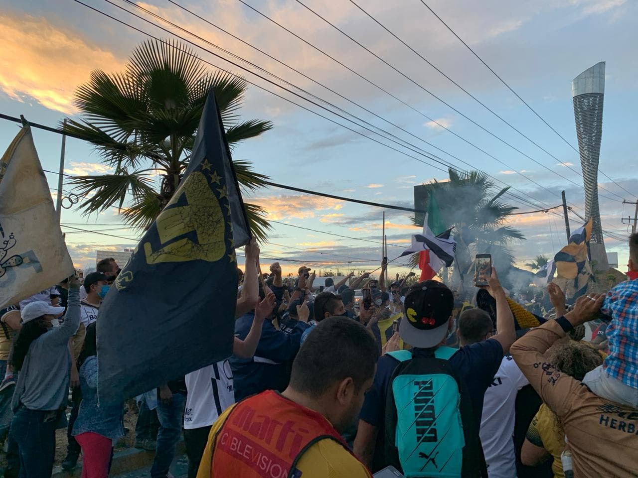 Las aficiones de los cuadros felinos acuden a las inmediaciones del estadio para recibir y apoyar a sus jugadores previo a la final de vuelta del Guard1anes 2020.