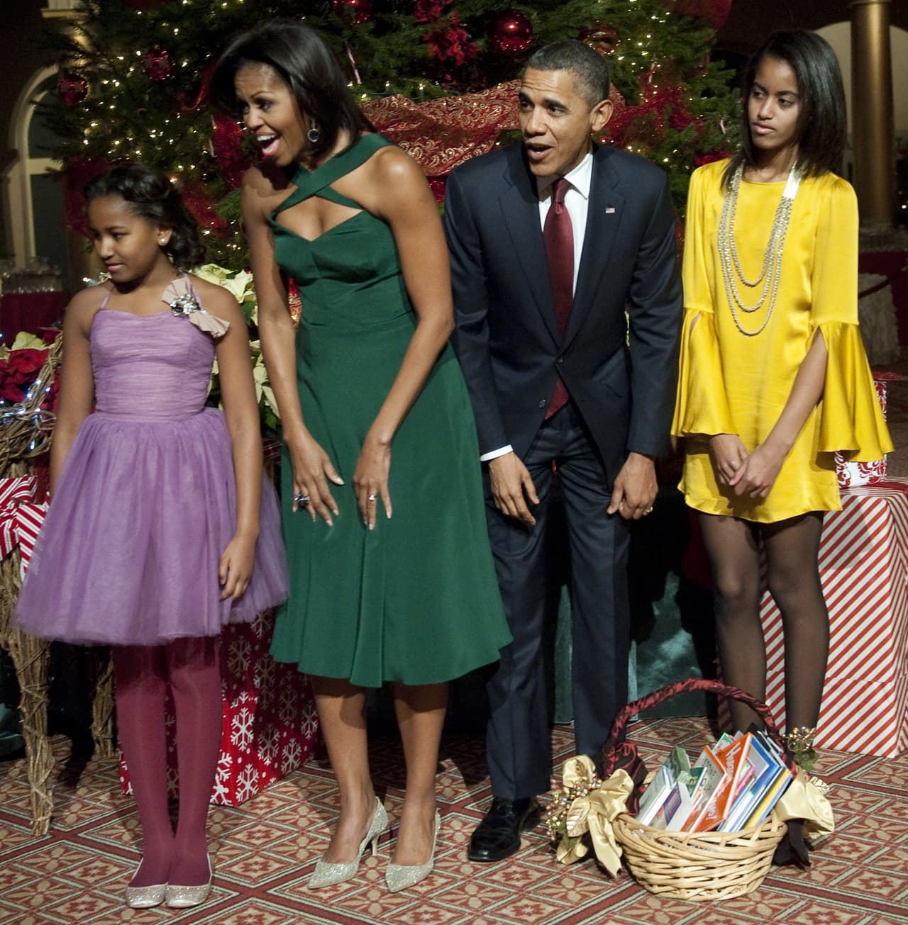 Aunque el verde no es el color más común en sus elecciones de moda, esa fue su apuesta para la navidad del 2011. Con un cuello de tiras cruzadas y de un largo Chanel, el vestido solo complementó la variedad de la paleta de color que usó toda la familia.