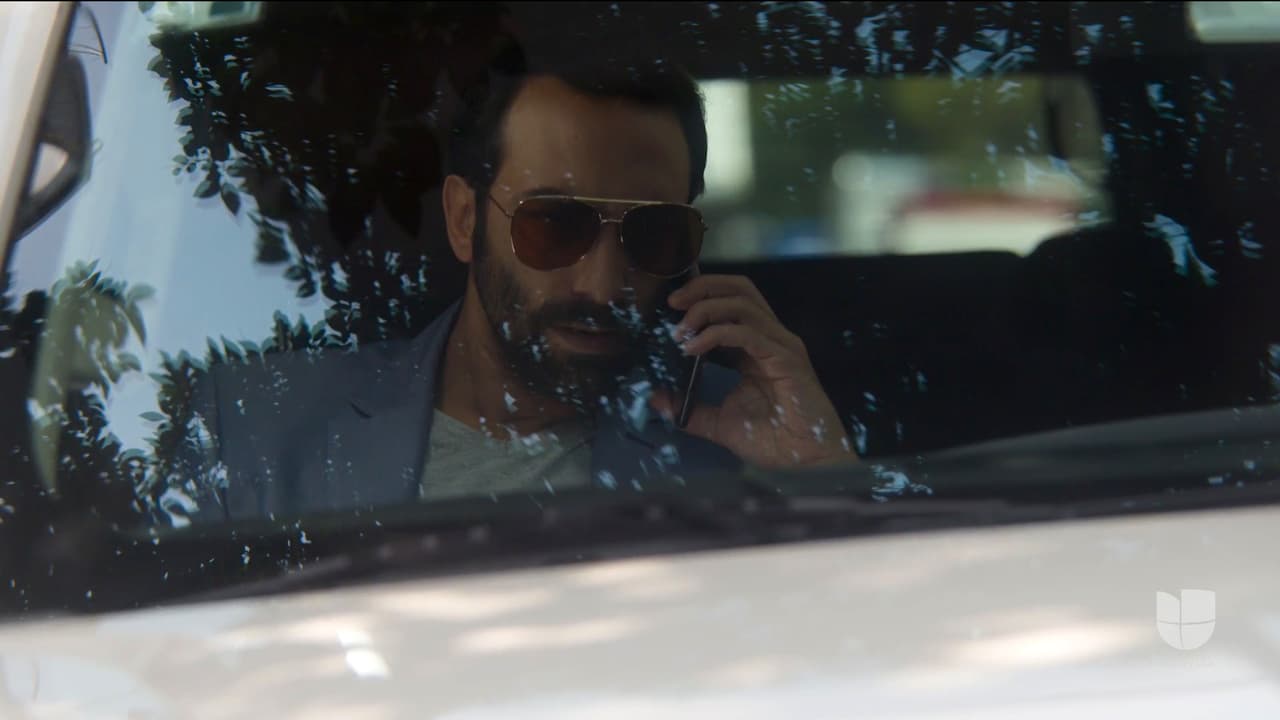 Lo que no imaginaba era que 'El Ciego’ estaba desesperado por verlo para conversar sobre sus turbios negocios, así que le ordenó a sus hombres que lo siguieran.
<br>