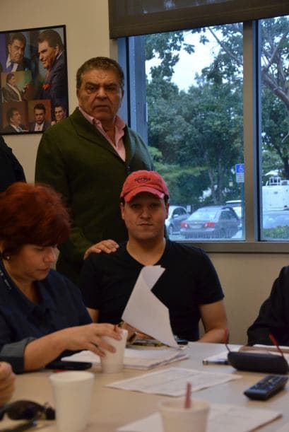 El invitado especial de la semana en la conducción fue Raúl González, aquí sorprendido por Don Francisco a su llegada a la reunión.