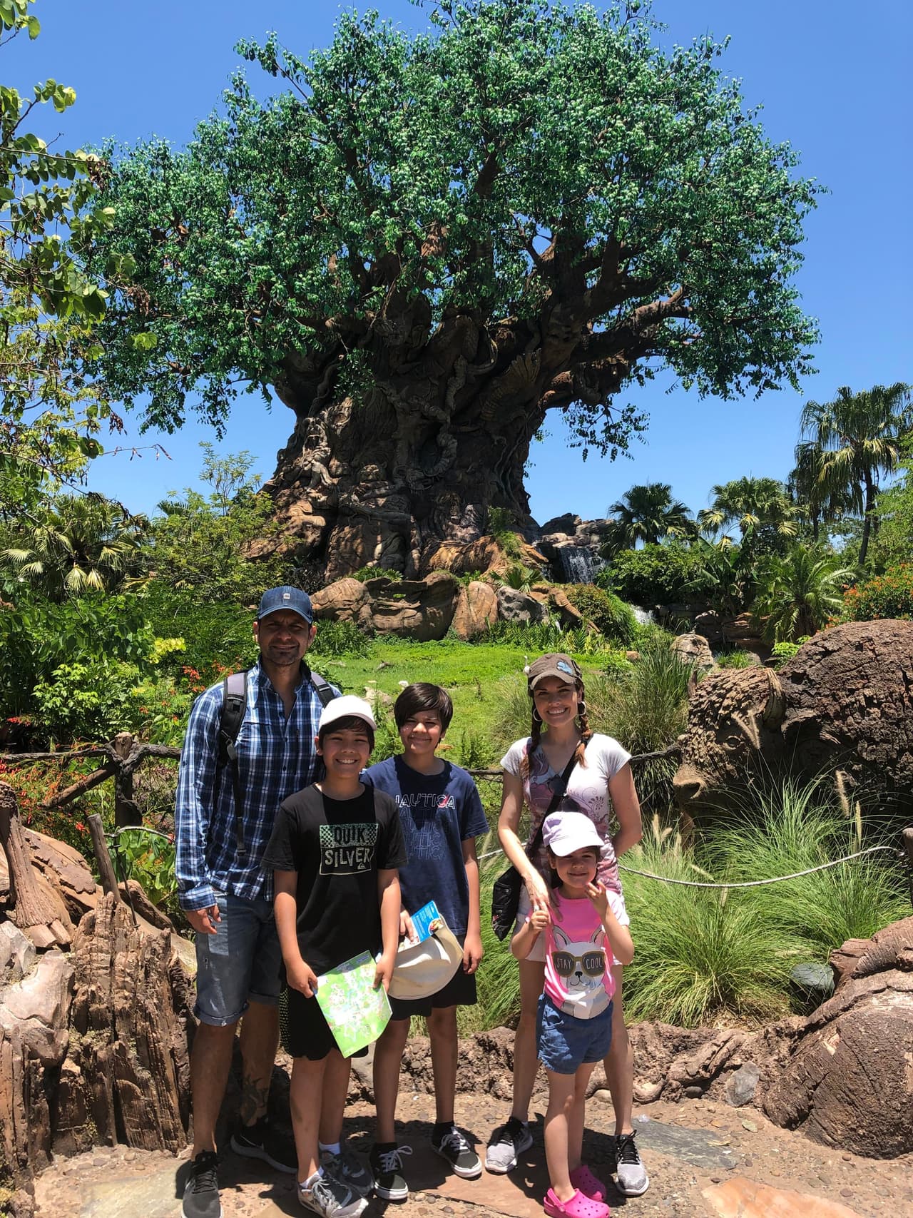 "Carlos es el padre más dedicado, amoroso y paciente. Le está inculcando a nuestros hijos valores increíbles como la compasión, la responsabilidad y el amor por la naturaleza. Definitivamente tengo mucha suerte de tenerlo a mi lado", dice nuestra reportera Johana Suárez sobre su esposo y padre de sus hijos, Carlos Zegarra.