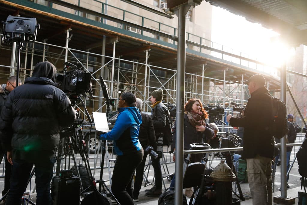 Miembros de los medios de comunicación permanecen frente a las oficinas del Fiscal de Distrito de Manhattan el 31 de marzo de 2023 en la ciudad de Nueva York.