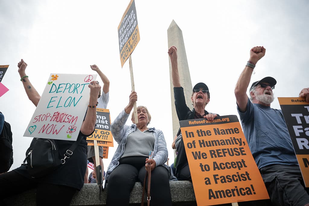 <b>Activismo comunitario como forma de resistencia</b>: "Deporten a Elon" y "En el nombre de la humanidad, rechazamos a un facista en Estados Unidos", se lee en algunas pancartas desplegadas en Washington. Aparte de las marchas, algunos grupos de protesta organizan eventos de servicio comunitario, como colectas de alimentos y apoyo a refugios locales, como una manera de enfrentar las políticas del gobierno federal.