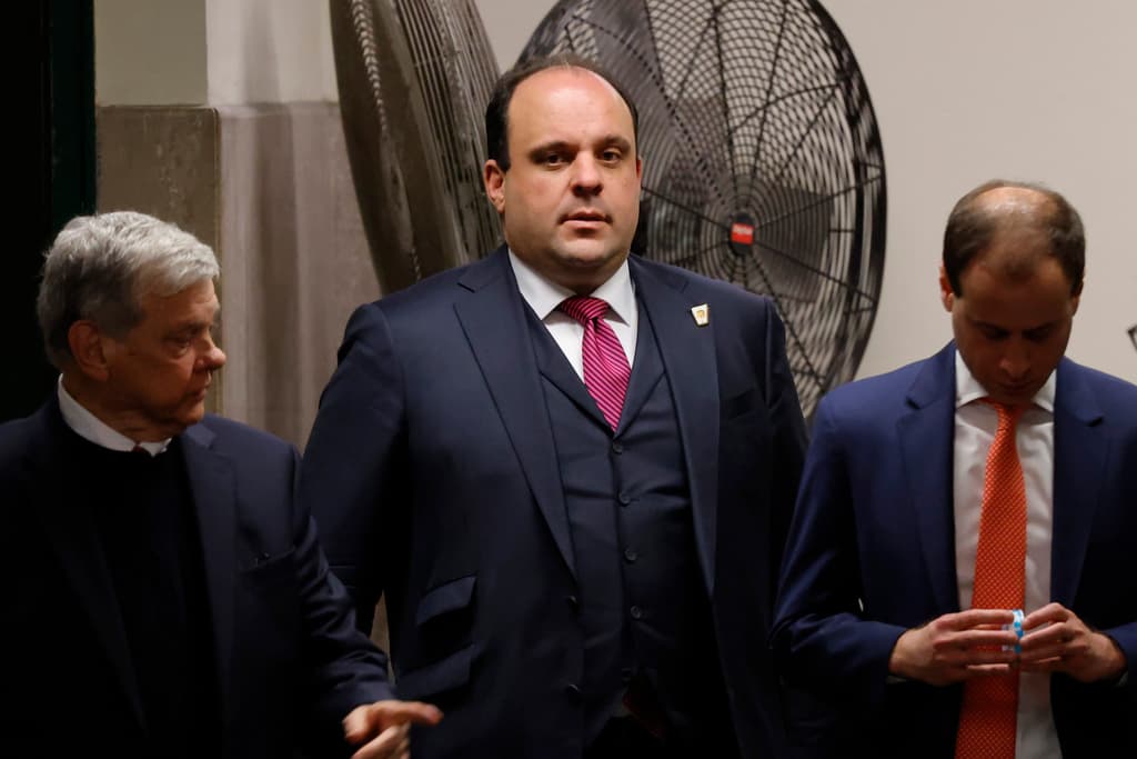 Boris Epshteyn, asesor del expresidente Donald Trump, en la Corte Penal de Manhattan durante el juicio a Trump por el caso Stormy Daniels.