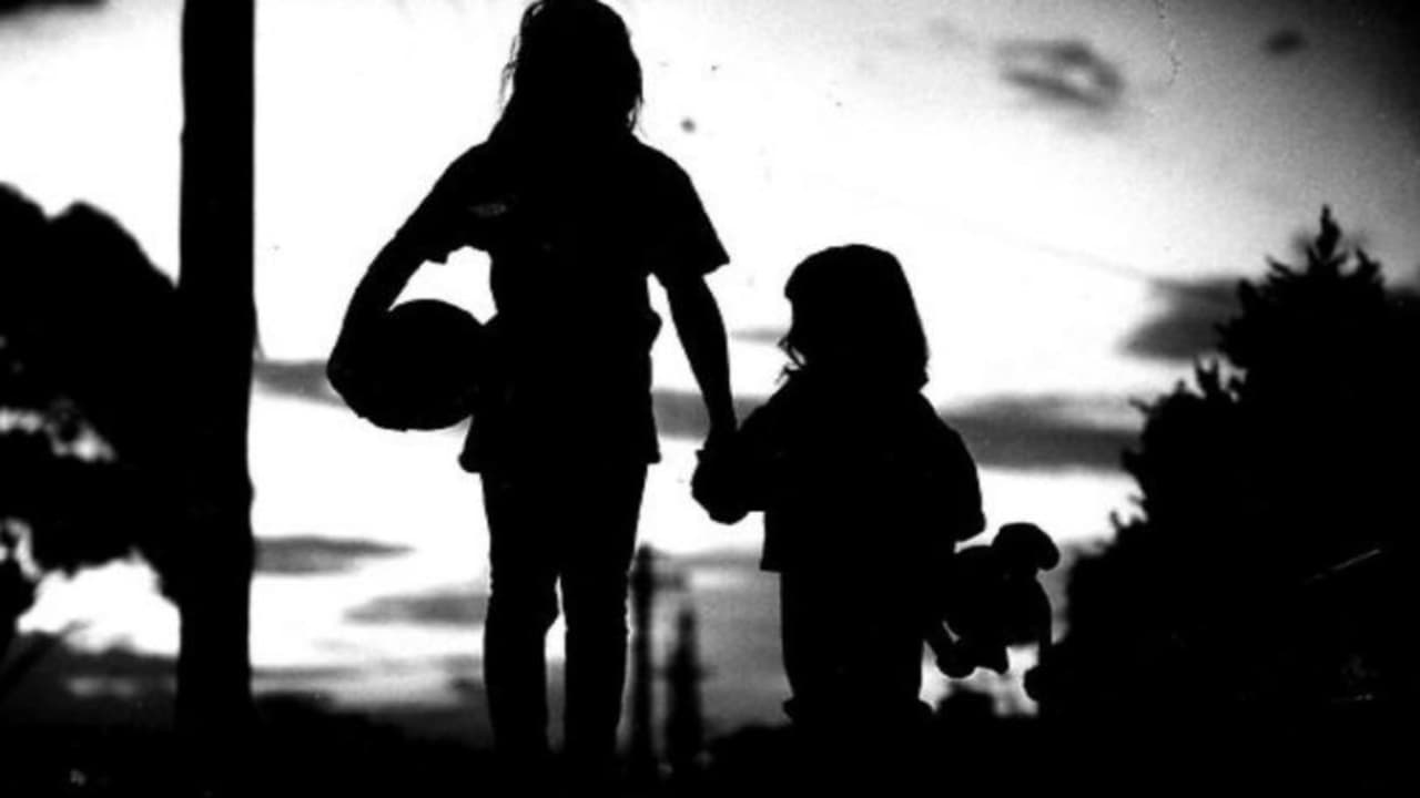 Una mujer que cuidaba a sus sobrinos los dejó amarrados en el baño y se fue de viaje