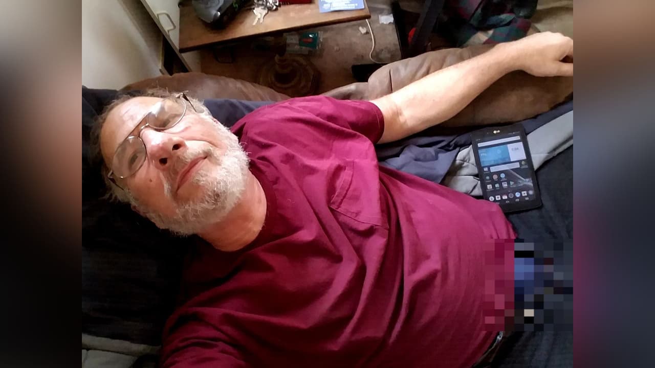 En una de sus fotos en su perfil de Facebook, Badzinski aparece junto a una tableta y con la bragueta abierta.