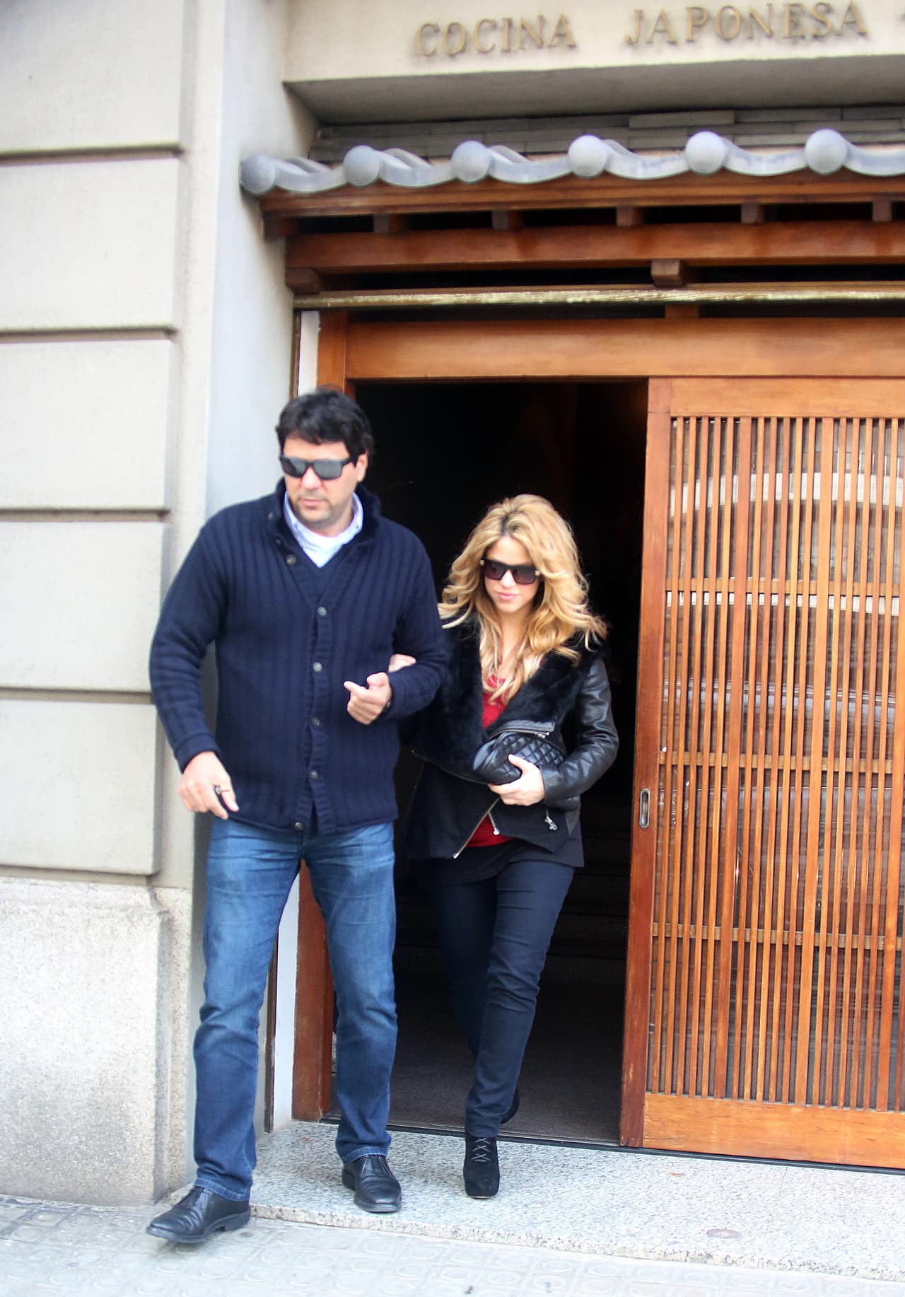 El encuentro habría sido en el apartamento del futbolista y el objetivo habría sido supuestamente persuadir a Piqué sobre la
<b><a href="https://www.univision.com/famosos/gerard-pique-shakira-batalla-agudiza-custodia-hijos" target="_blank"> disputa por la custodia de Milan y Sasha. </a></b>
<br>