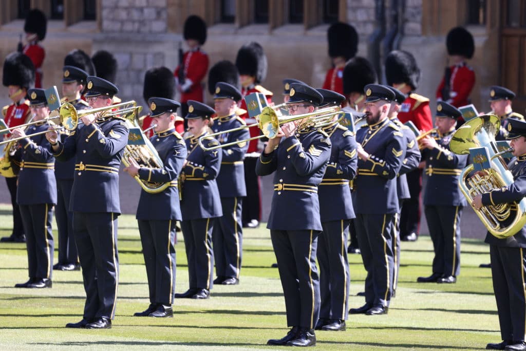 Una banda militar toca en el llamado Rectángulo del Palacio de Windsor, previo al traslado del cuerpo del príncipe hasta la capilla.