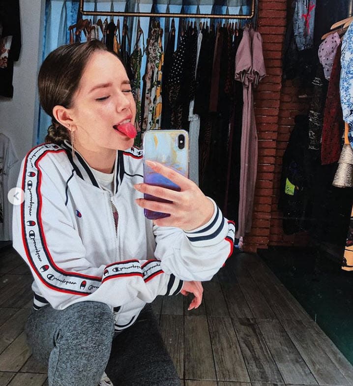 Meza creció en los foros de televisión y ha ido consolidando su carrera desde entonces: "Ha sido
<b> un reto muy grande</b> ya que este medio te hace madurar y crecer más rápido de lo habitual", contó. 
<br>