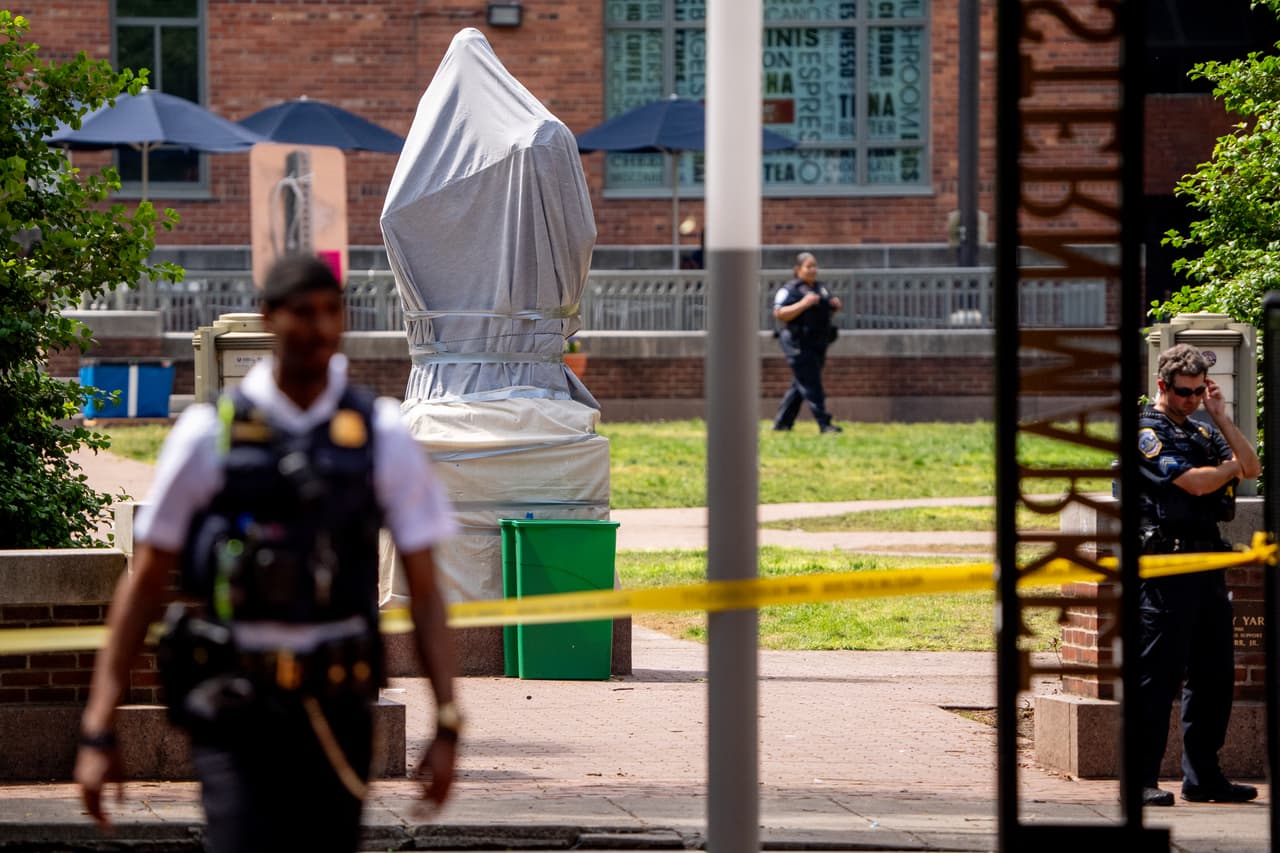 La estatua de George Washington fue cubierta por manifestantes, una vez que el campamento fue retirado.