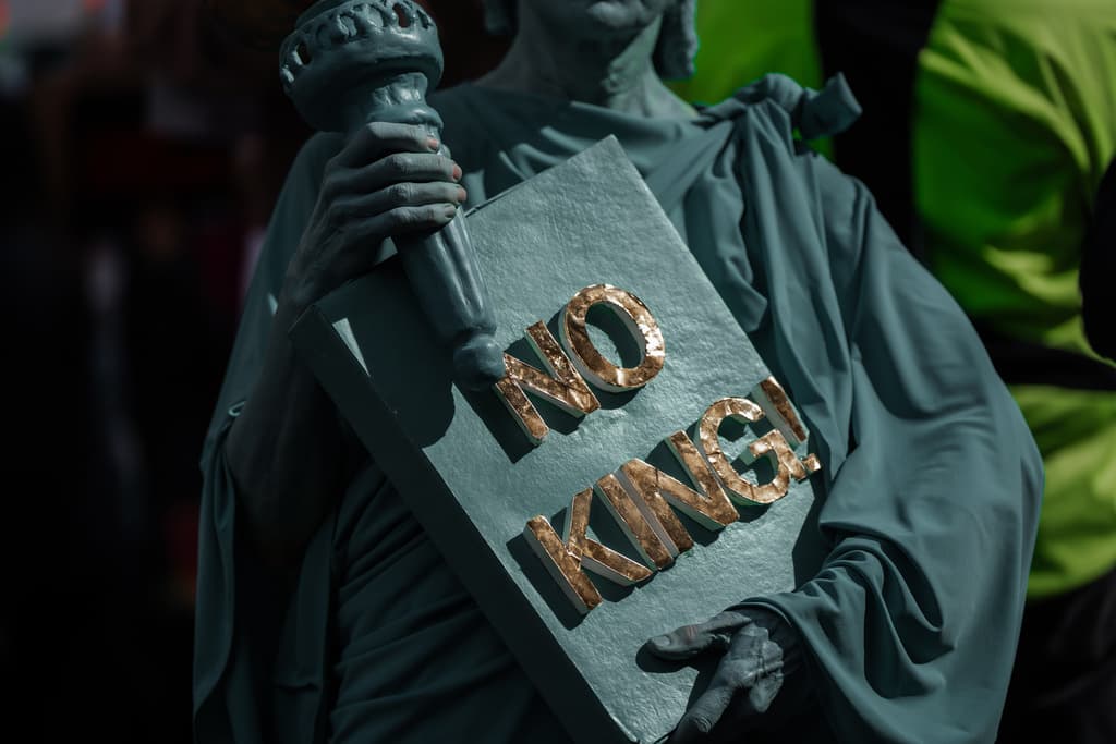 Un manifestante vestido con un disfraz de la Estatua de la Libertad participa en una protesta contra la dirección del país bajo el mandato del presidente Donald Trump, en Nueva York, el sábado 18 de octubre de 2025.