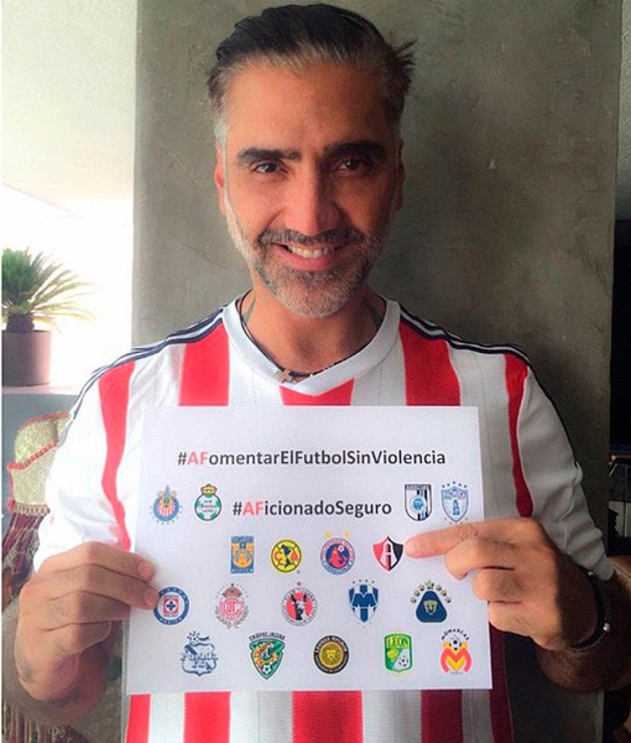 El cantante pagó un total de $12,500 dólares para una fundación caritativa y portó la playera de las Chivas.