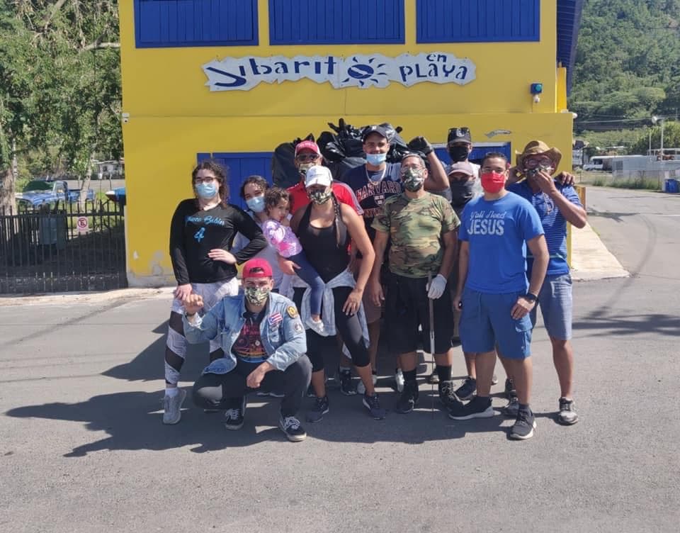 Jóvenes toman la iniciativa de limpiar el malecón de Guánica