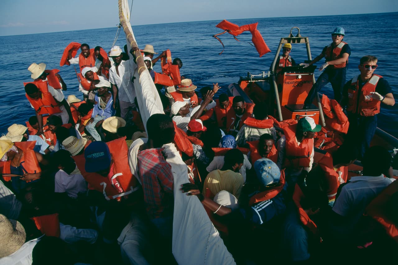 La Guardia Costera entregando salvavidas a los migrantes haitianos interceptados en el mar Caribe