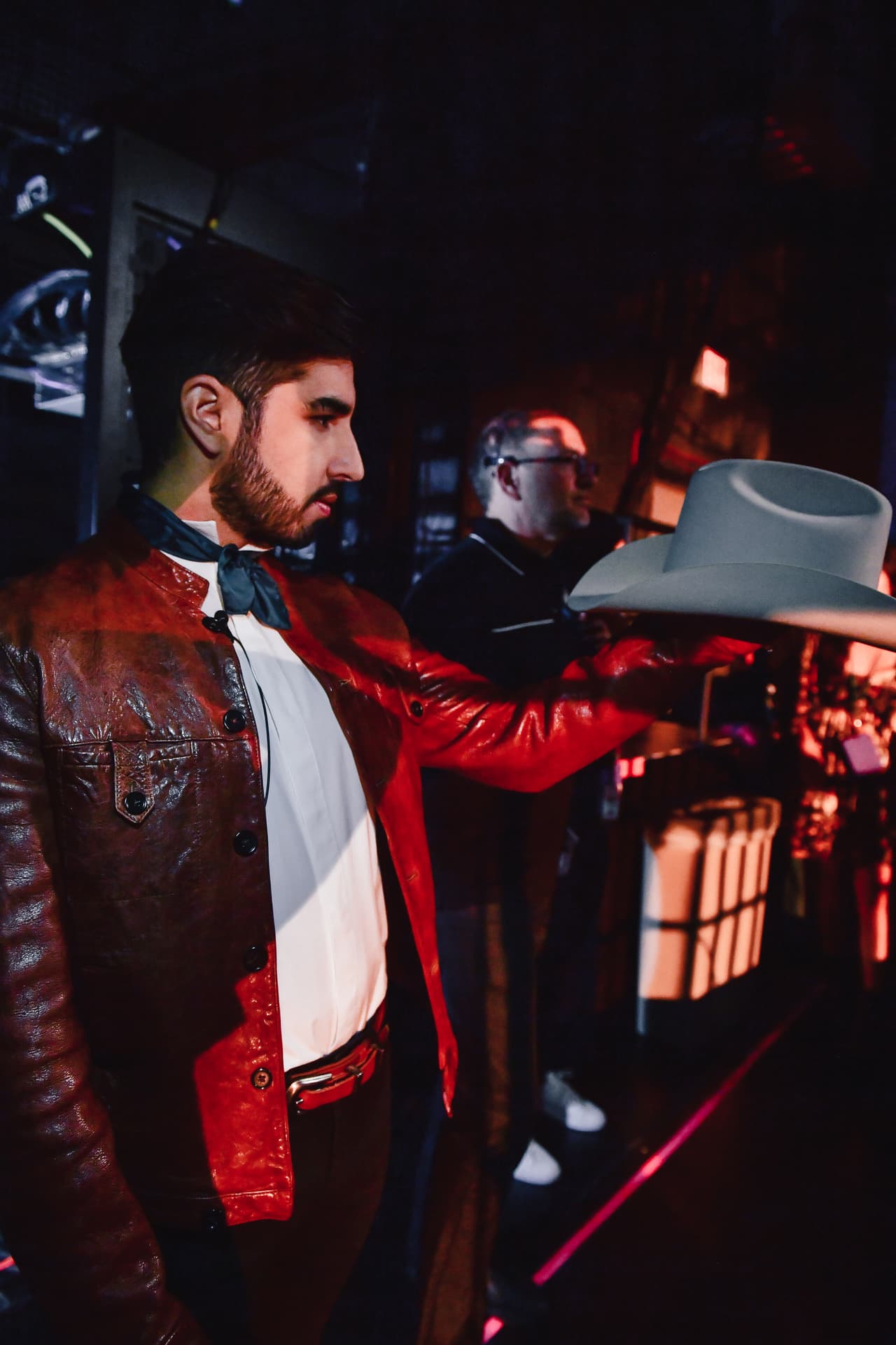 El cantante, compositor y productor mexicano de 28 años comparte la mesa de jueces de Reina de la Canción con Olga Tañón y Natti Natasha, su trabajo es evaluar y guiar a las participantes, para que puedan pulir todos sus talentos y convertirse en la proxima estrella de la música latina.