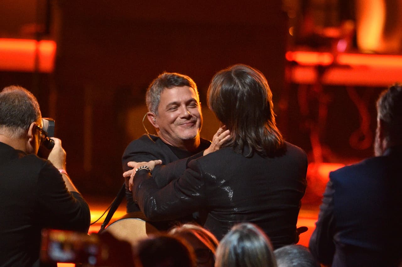 Entre la lista de estrellas que rindieron honores a Juanes estuvo Alejandro Sanz, quien con ocho postulaciones es el máximo nominado en la presente edición de Latin GRAMMY. El español cantó 'Mala Gente'.