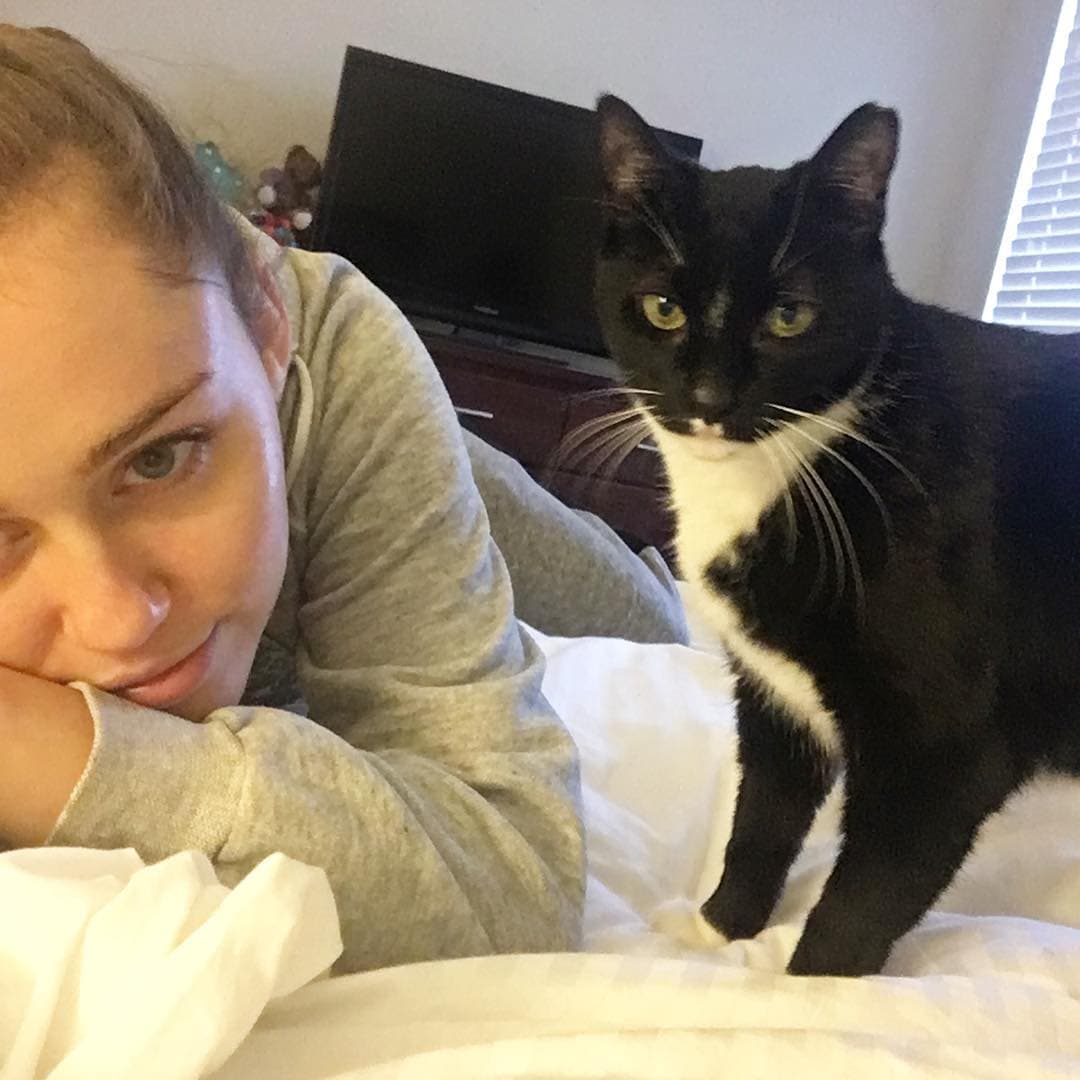 A Miley no le importa y sigue disfrutando de su compañía.