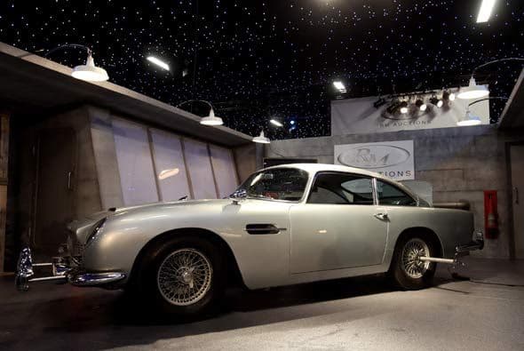 El DB5 se hizo famoso tras su aparición en las cintas 'Goldfinger' y 'Thunderball'.
