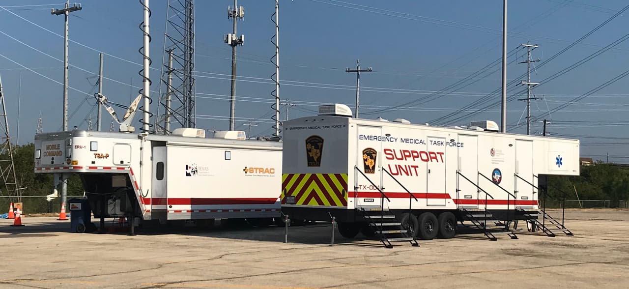 Agregaron que como parte del equipo de la Fuerza de Emergencia Médica Task (EMTF por sus siglas en inglés), los bomberos y paramédicos están desplegados en San Antonio y Beaumont.
<br>