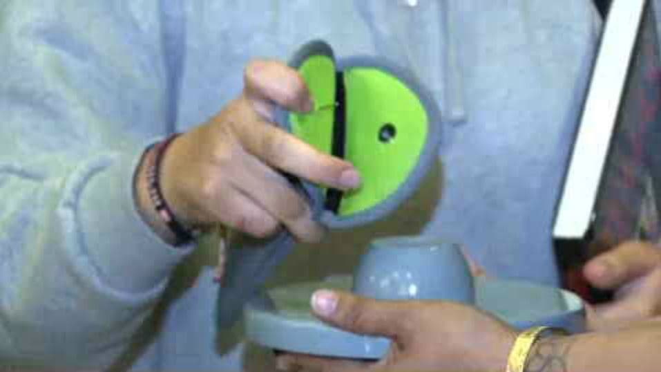 “El teléfono es como una adicción, como las redes sociales y todo eso. Cuando estamos en clases, estamos pensando en las redes sociales y nos deja concentrarnos”, dijo René Ayala, un estudiante que ve con buenos ojos la nueva medida que también incluirá a los relojes inteligentes que permiten recibir mensajes de texto, llamadas de voz y navegar en sitios como Facebook, Twitter e Instagram.