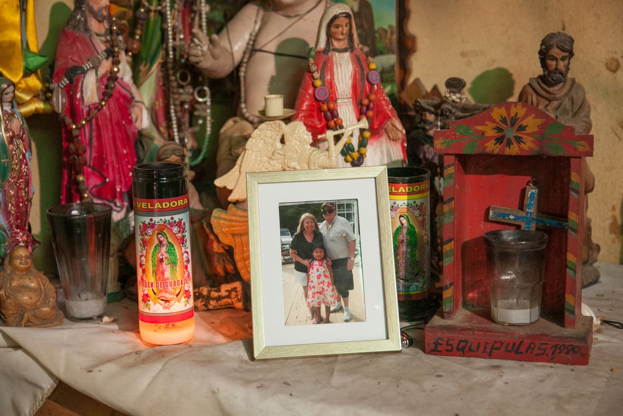 En Michigan, Adayanci vivió con dos familias de acogida. A Guatemala llegó con una maleta y una mochila llena de ropa y juguetes que le regalaron, además fotos de su estancia en Estados Unidos, como esta en la que la pequeña aparece con sus padres de acogida que fue colocada junto al altar de la familia.