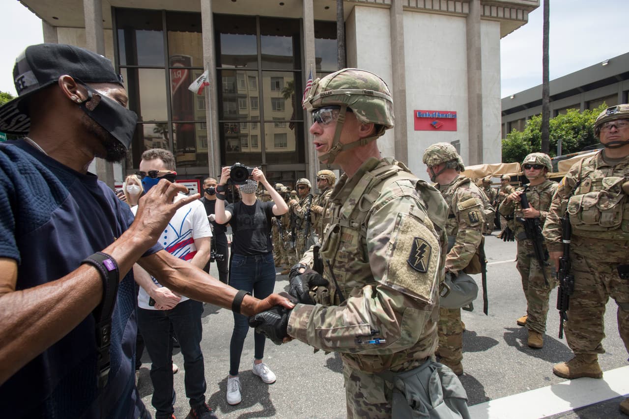 Este apretón de manos entre un miembro de la Guardia Nacional y un manifestante se llevó a cabo después de orar juntos por la memoria de George Floyd en las calles de Hollywood, el 2 de junio.
<br>