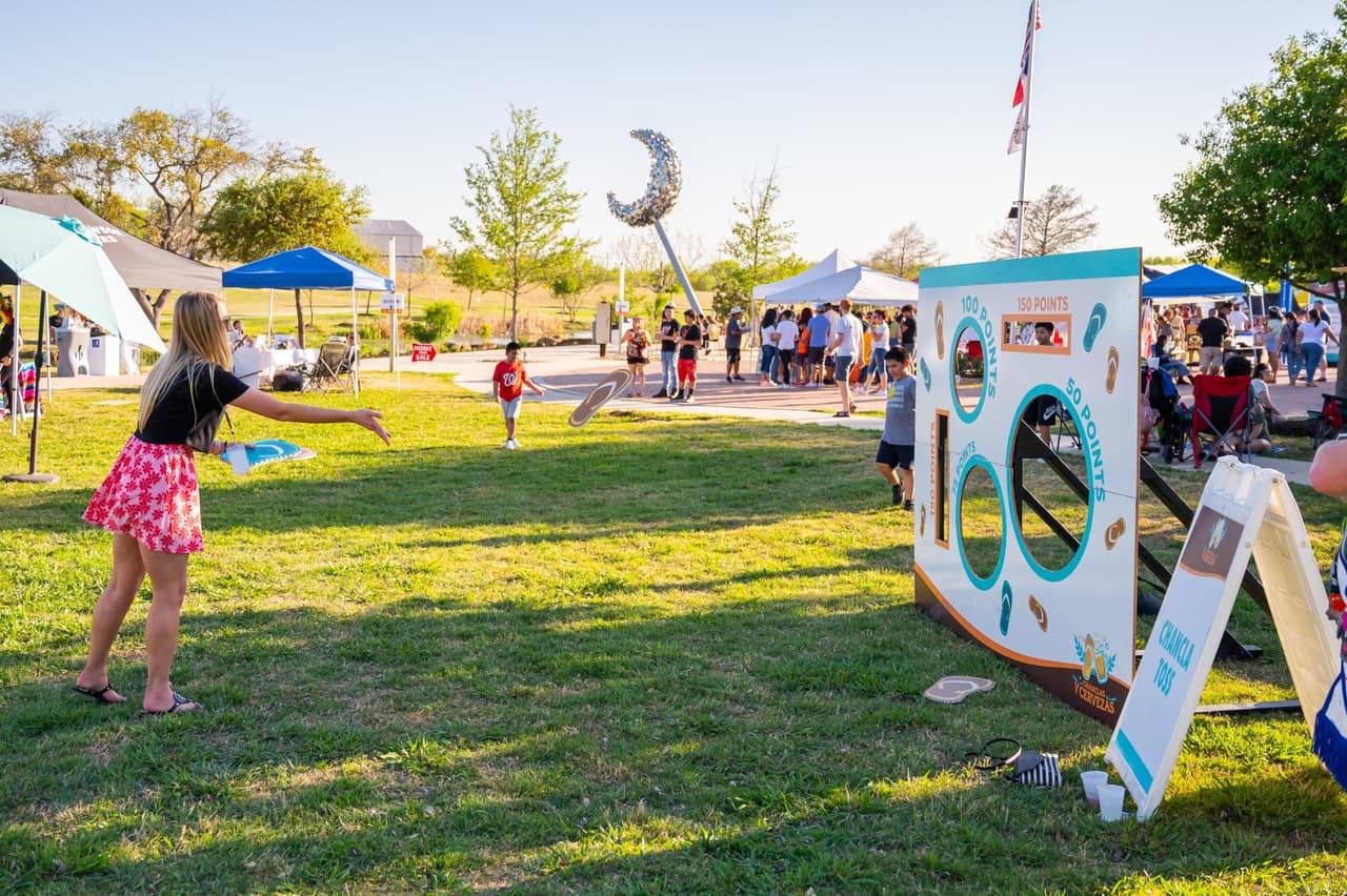 <h2 class="cms-H2-H2">Chanclas y cervezas</h2>
<br>
<ul>
<li class="li1">Cuándo: 26 de abril</li>
</ul>
<ul>
<li class="li1">Hora: 17:00 horas - 23:00 horas</li>
</ul>
<ul>
<li class="li1">Dónde: The Greenline</li>
</ul>
<ul>
<li class="li1">Qué es: Una tarde llena de comida, risas, música y juegos… y tus cervezas favoritas. Vente en chanclas y prepárate para poner a prueba tus habilidades para aventarla.</li>
</ul>
<ul>
<li class="li1">Costo: 15 dólares</li>
</ul>