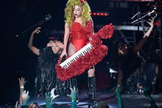 Resulta un poco alocado pensar que las cosas puedan ser así, pues Gaga ha dejado en claro que ella es buena cuando de sumar cosas originales a sus looks se trata.