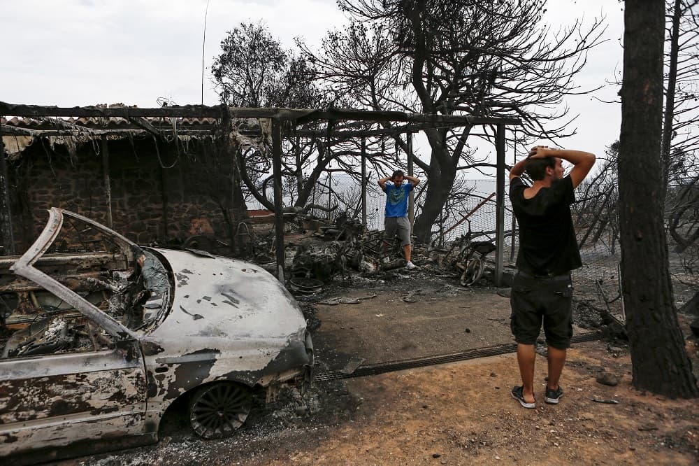 Según informó el alcalde de Rafina, Evánguelos Burnús, al menos un millar de casas han sido destruidas y unos 200 vehículos han sido dañados en mayor o menor medida por las llamas.