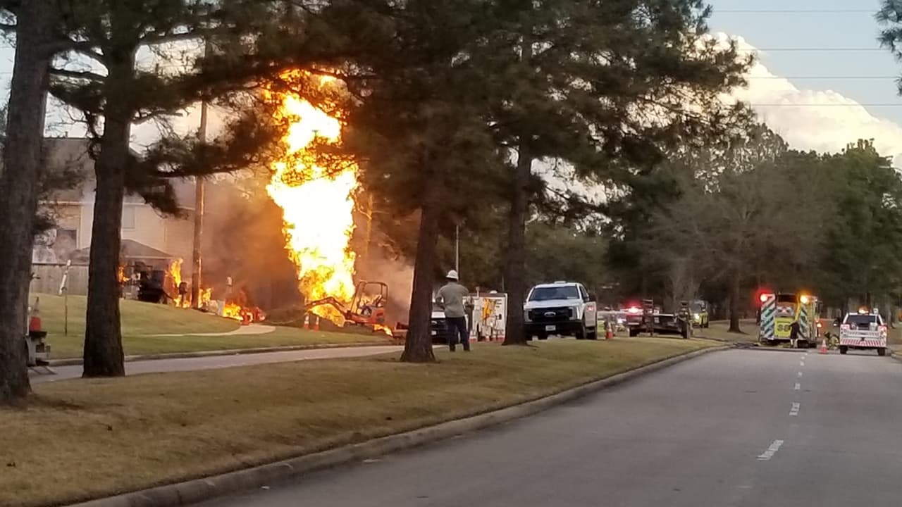 El departamento de bomberos de Klein y oficiales del precinto cuatro del condado Harris trabajaron para contener el fuego.