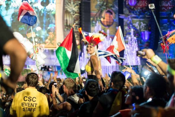 Se acerca el verano y muchos se preparan para los grandes festivales musicales de la temporada. En California, Coachella domina la taquilla, pero 'The Tomorrow World Electronic Music' parece ser una fuerte competidor. Te compartimos algunas fotos del festival de música electrónica durante su última edición en Chattahoochee Hills. La fiesta reunió a los mejores Dj’s y atrajo público de cada rincón del planeta. ¿Crees que este festival sea mejor que el del Valle de Indio?