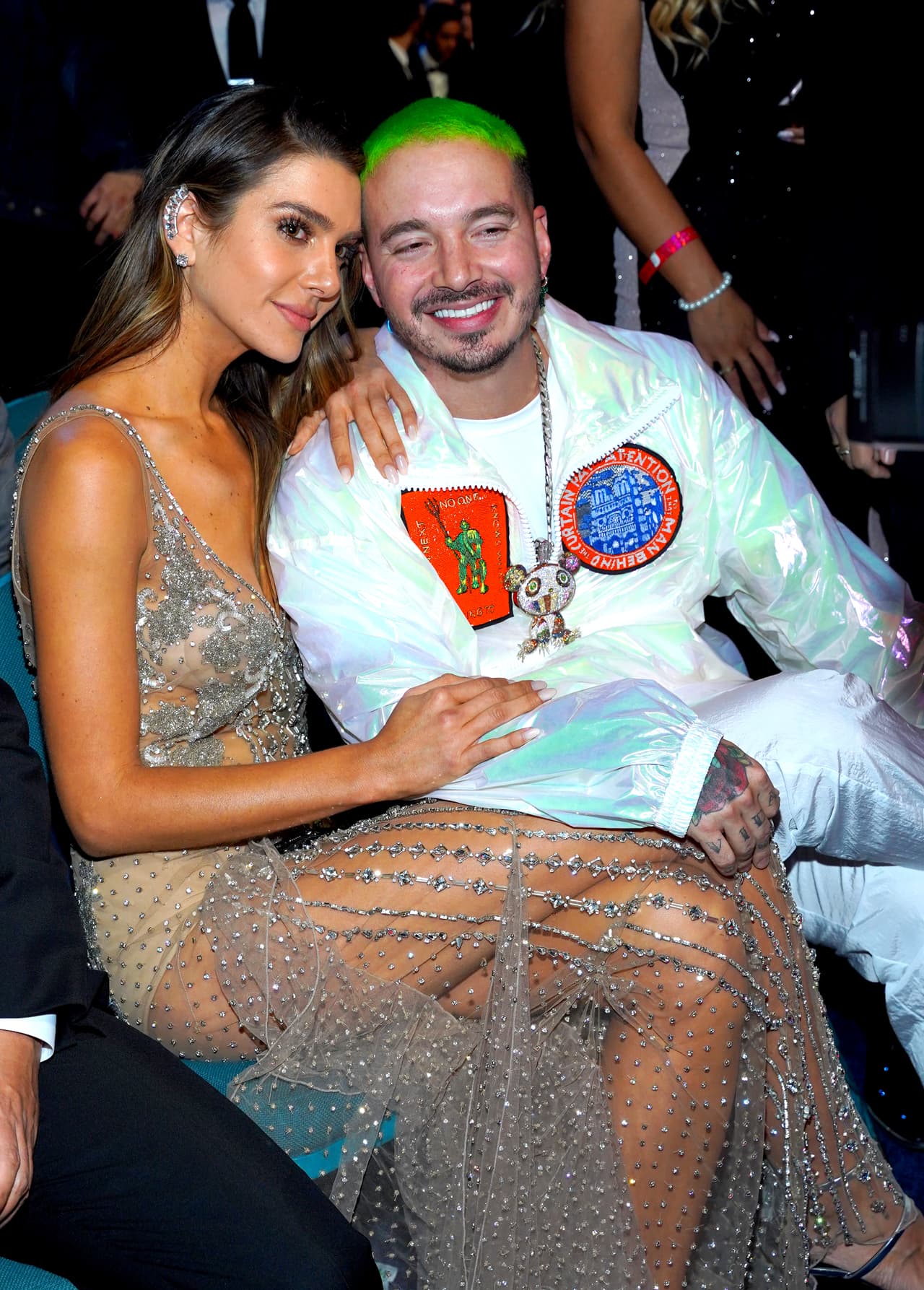 El reggaetonero colombiano J Balvin se robó la noche en Latin GRAMMY 2018 por ir acompañado de su novia, la modelo argentina Valentina Ferrer, confirmando así lo que ya era un secreto a voces.
