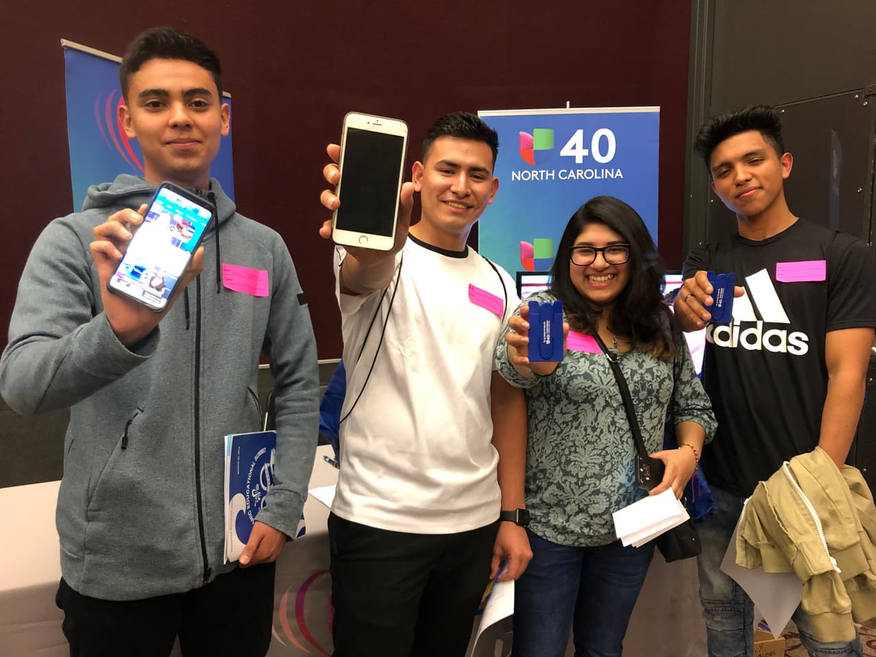 Estudiantes descargan la APP de Univision 40 North Carolina durante el Hispanic Education Summit 2019