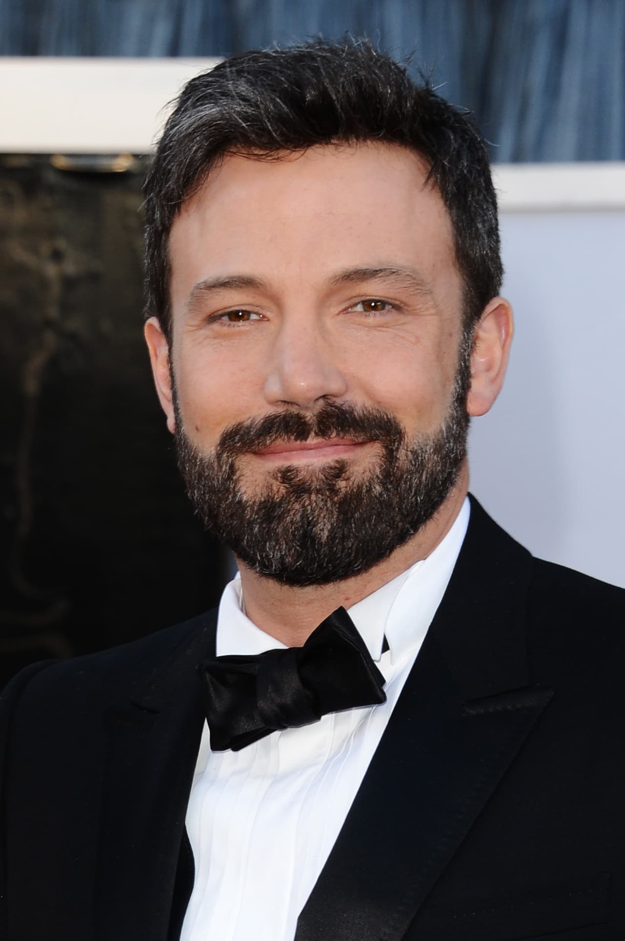 Ben Affleck Lo mejor que pueden hacer los hombres para cuidar sus atractivas barbas es tener productos hidratantes y exfoliantes tal cual lo hace Ben Affleck, su amada Jennifer y sus cuatro hijos le han de aplaudir al actor con su buen look.