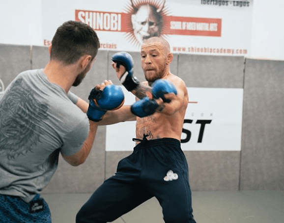 Conor Jr. Tiene tres años y siempre acompaña a su papá.