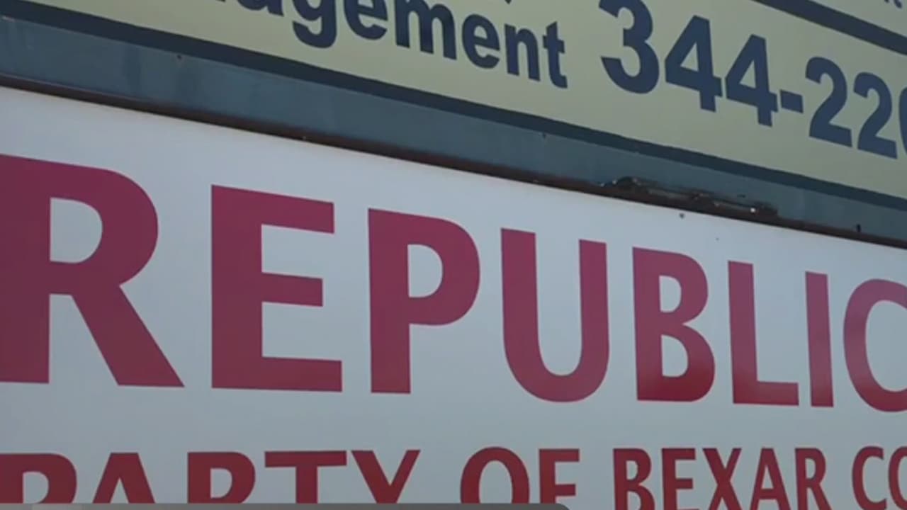 Autoridades atienden un atrincheramiento en la oficina del Partido Republicano en San Antonio
