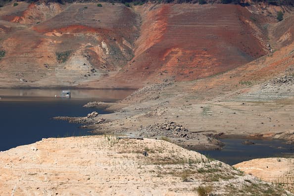 Las autoridades del condado de Los Ángeles evalúan la posibilidad de una alerta de suministro de agua, que autorizaría a gobiernos locales a dictar medidas de 
<a href="https://www.univision.com/local/los-angeles-kmex/consideran-declarar-alerta-de-suministro-de-agua-en-los-angeles-ante-la-sequia-en-el-sur-de-california-video">conservación del vital líquido</a> que incluirían desde límite de regado de plantas y hasta racionamiento de uso.
<br>