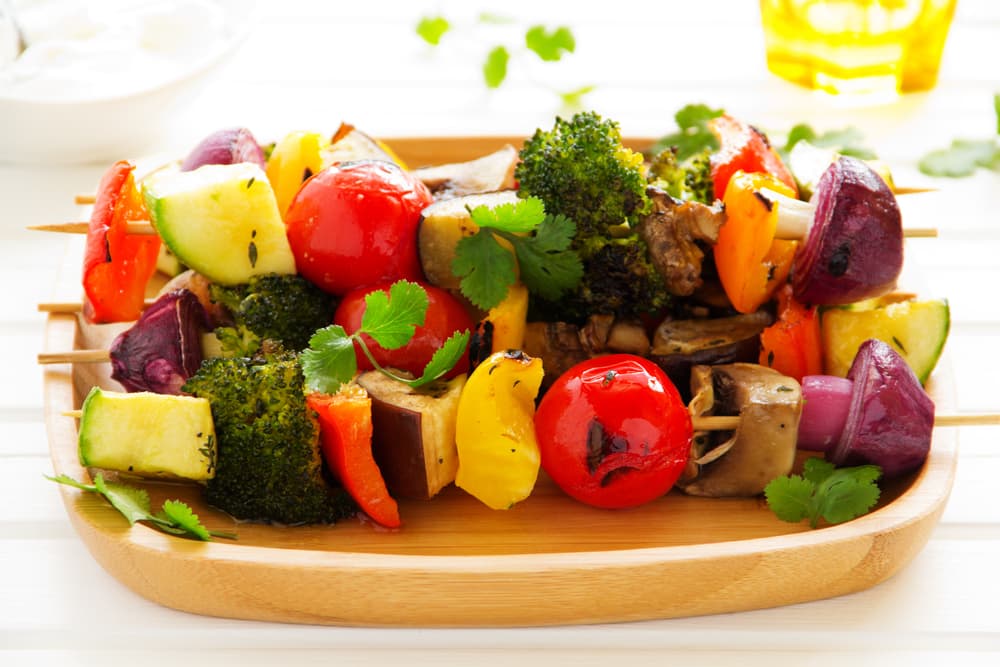 También puedes prepararlos con pollo y combinar distintos sabores, o bien preparar unas cuentas dulces, con frutas y bombones. Son deliciosos y el plus es que es un aperitivo fácil de comer. No te vayas con la primera impresión de que son una pesadilla para llevarlos, solo mételos en un recipiente alargado.