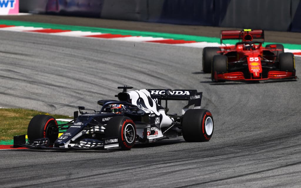 Max Verstappen se lleva el Gran Premio de Estiria en la Formula 1. El piloto neerlandés es número uno en el ranking de pilotos dejando muy atrás a Lewis Hamilton, quien quedó segundo; Bottas se queda con la tercera plaza. El mexicano Sergio Pérez no logra subir esta vez al podio, sin embargo sigue produciendo grandes resultados para Red Bull.