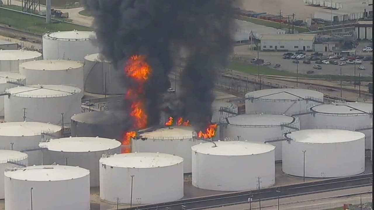 El incendio se inició en un tanque que contiene nafta, un compuesto de la gasolina, pero aún no se ha informado que ocasionó las llamas.