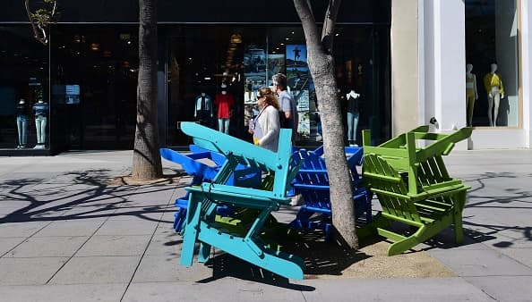 En bulevares y centros comerciales ya no habilitan sillas públicas que te invitaban a descansar durante tus compras, o sencillamente disfrutar en tu almuerzo o merienda al aire libre, están recogidas. La razones son varias, e incluyen la prohibición de reuniones, y constante limpieza de las superficies que pueden estar contaminadas por el covid-19.