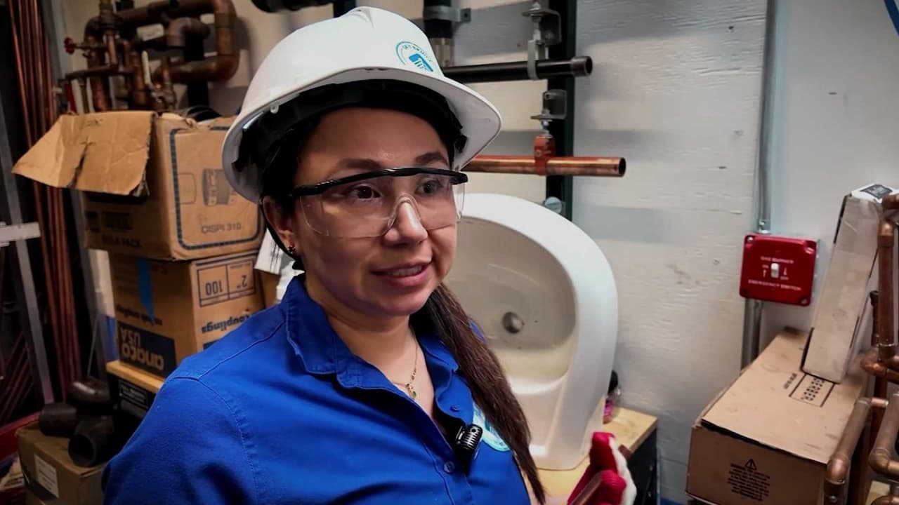 Inmigrante colombiana lidera escuela de construcción y rompe barreras en Nueva York