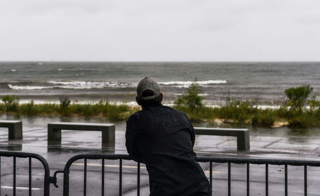 Las autoridades de las zonas costeras cerraron algunas carreteras y los residentes huyeron o se pusieron bajo resguardo. La calzada hacia la isla Dauphin en Alabama y el túnel Bankhead en Mobile cerraron temprano este martes previendo el arribo de una marejada ciclónica. El centro de Mobile quedó casi desierto, con negocios tapiados y protegidos con sacos de arena.
<br>