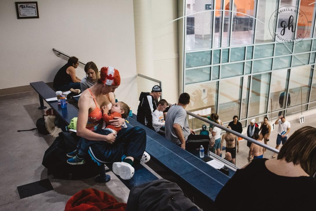 <b>"El silencio en la multitud"</b> es el título de la imagen favorita del público en la categoría "Lactancia" del concurso Birth Becomes Her.